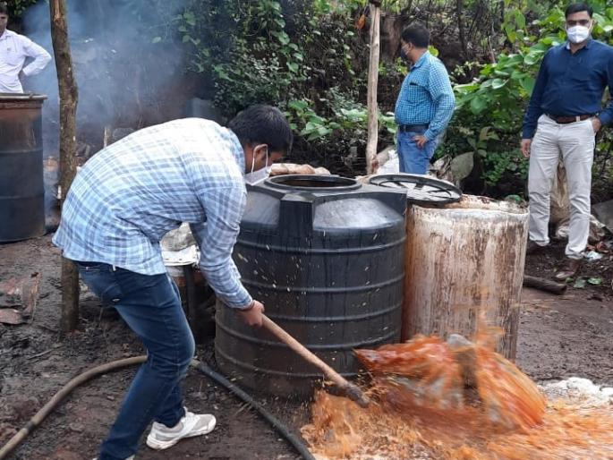 Village liquor den demolished at Mirjole | liquor ban-मिरजोळे येथे गावठी दारूचा अड्डा उद्ध्वस्त Village liquor den demolished at Mirjole | liquor ban-मिरजोळे येथे गावठी दारूचा अड्डा उद्ध्वस्त