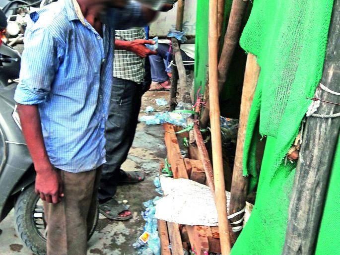 The piglets are opened in the liquor! | उघड्यावरच पिली जाते दारू!  The piglets are opened in the liquor! | उघड्यावरच पिली जाते दारू!