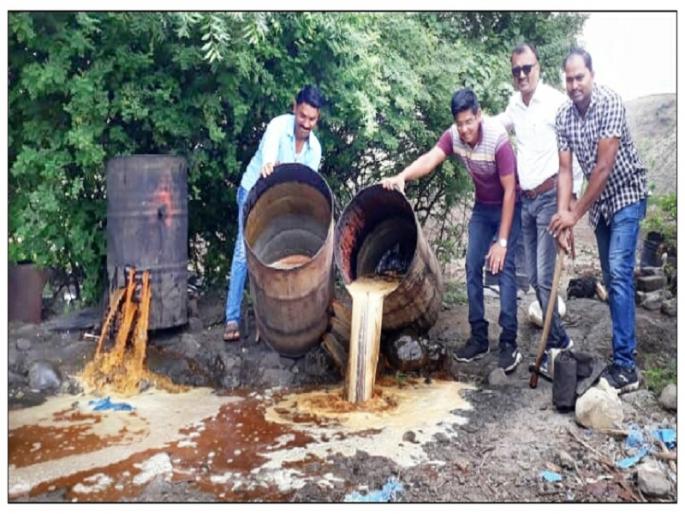 In Ambejogai, the two production centers of alcohol destroys by State Excise Department | अंबाजोगाईत राज्य उत्पादन शुल्क विभागाची दोन मद्यनिर्मिती केंद्रावर धाड In Ambejogai, the two production centers of alcohol destroys by State Excise Department | अंबाजोगाईत राज्य उत्पादन शुल्क विभागाची दोन मद्यनिर्मिती केंद्रावर धाड