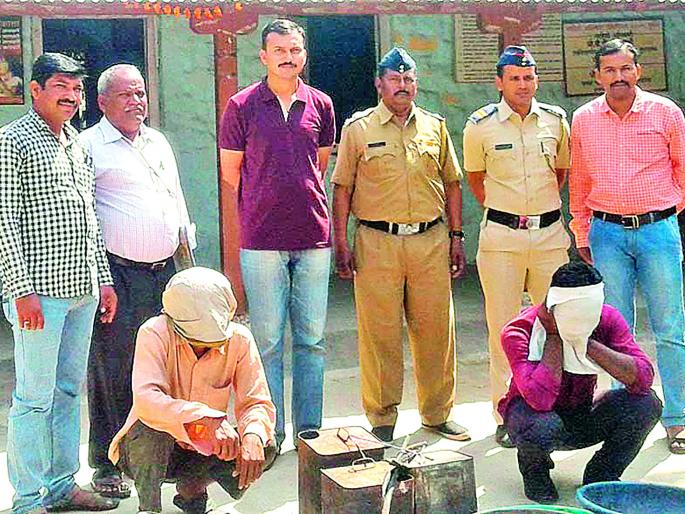 In the Savarkhandik Shivarra Hathabatti on the liquor barracks | सावरखेडनजिक शिवारातील हातभट्टी दारू अड्डय़ावर धाड In the Savarkhandik Shivarra Hathabatti on the liquor barracks | सावरखेडनजिक शिवारातील हातभट्टी दारू अड्डय़ावर धाड