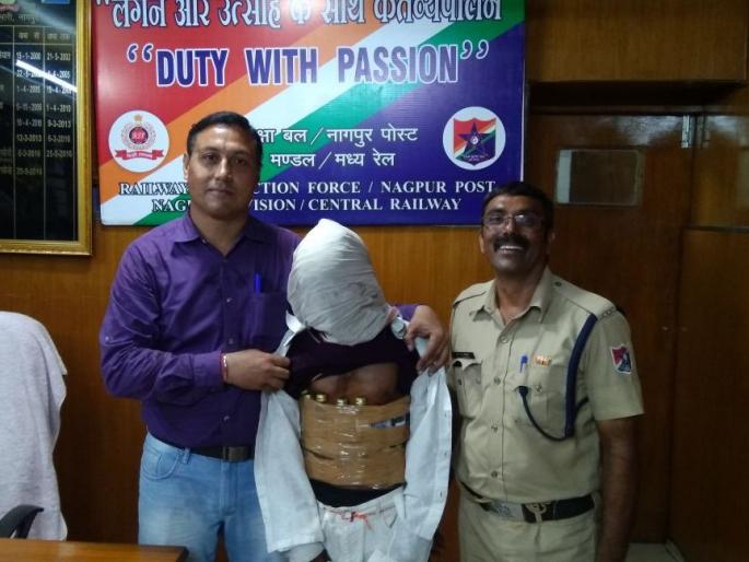 He smoked 37 bottles of liquor, Chandrapur and Wardha wiped out | त्याने अंगालाच गुंडाळल्या दारूच्या ३७ बाटल्या, चंद्रपूर, वर्धामध्ये होते दारुची तस्करी He smoked 37 bottles of liquor, Chandrapur and Wardha wiped out | त्याने अंगालाच गुंडाळल्या दारूच्या ३७ बाटल्या, चंद्रपूर, वर्धामध्ये होते दारुची तस्करी