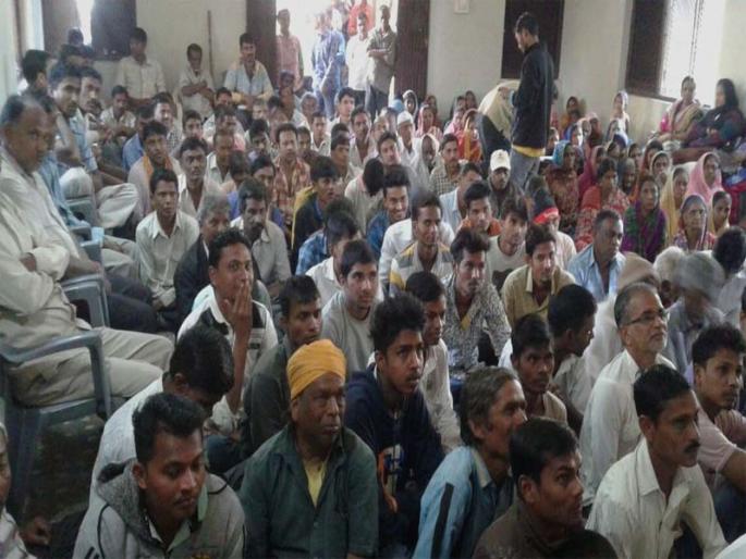 Vandhavari's decision to grant liquor to Gram Sabha: The sale of alcohol: 21 thousand rupees fine | वाण्याविहीर ग्रामसभेत दारूबंदीचा निर्णय : दारू विक्री करणा:याला 21 हजारांचा दंड Vandhavari's decision to grant liquor to Gram Sabha: The sale of alcohol: 21 thousand rupees fine | वाण्याविहीर ग्रामसभेत दारूबंदीचा निर्णय : दारू विक्री करणा:याला 21 हजारांचा दंड