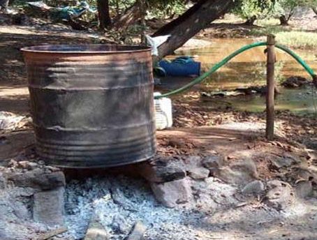 Palkhadhi: Police brawl at village Gawadi liquor base here | पाळधी : येथे गावठी दारू अड्ड्यावर पहूर पोलिसांची धाड Palkhadhi: Police brawl at village Gawadi liquor base here | पाळधी : येथे गावठी दारू अड्ड्यावर पहूर पोलिसांची धाड