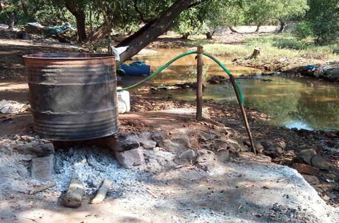 Alcohol seized in the area of Rs | ठिकठिकाणी १ लाख ८० हजाराची गावठी दारु जप्त