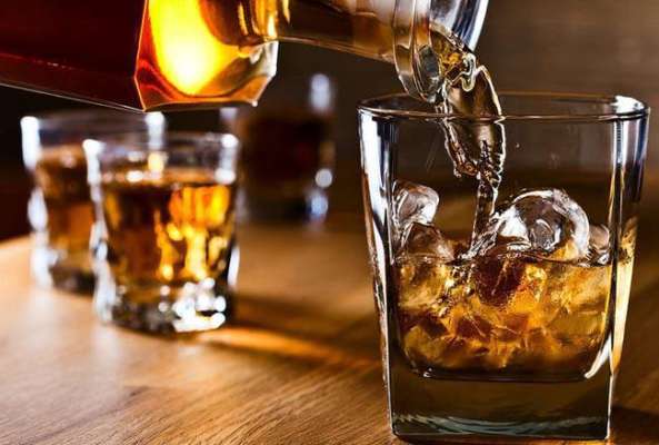 Liquor sales in lockdown around police inspector | पोलीस निरीक्षकाला भोवली लॉकडाऊनमध्ये दारु विक्री