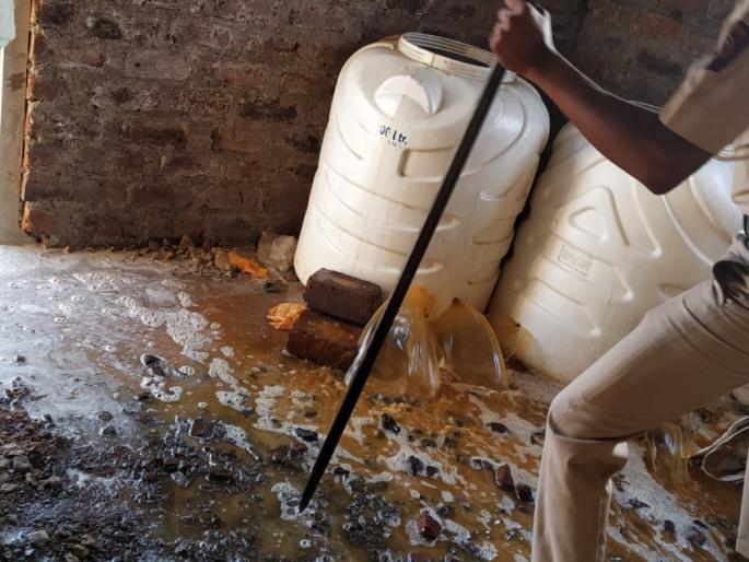 In the action of the State Excise Department | लॉकडाऊन परिस्थितीचा फायदा घेऊन शहरी व ग्रामीण भागात मोठ्या प्रमाणात अवैध, भेसळयुक्त मद्यविक्री In the action of the State Excise Department | लॉकडाऊन परिस्थितीचा फायदा घेऊन शहरी व ग्रामीण भागात मोठ्या प्रमाणात अवैध, भेसळयुक्त मद्यविक्री