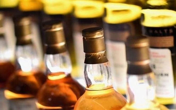 Two arrested for selling illegal liquor | अवैध दारू विकणाऱ्या दोघांना अटक