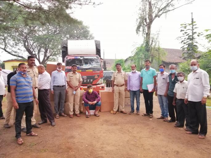 13 lakh liquor seized in Kankavali Police crackdown; The driver is in custody | कणकवलीत १३ लाखांची दारु जप्त ! पोलिसांची धडक कारवाई ; चालक ताब्यात 13 lakh liquor seized in Kankavali Police crackdown; The driver is in custody | कणकवलीत १३ लाखांची दारु जप्त ! पोलिसांची धडक कारवाई ; चालक ताब्यात