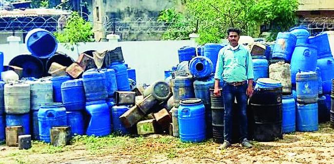 State excise raid on Bhiwasankhori hat bhatti in Nagpur | नागपूरच्या भिवसनखोरीत हातभट्टी केंद्रावर उत्पादन शुल्क विभागाची धाड State excise raid on Bhiwasankhori hat bhatti in Nagpur | नागपूरच्या भिवसनखोरीत हातभट्टी केंद्रावर उत्पादन शुल्क विभागाची धाड