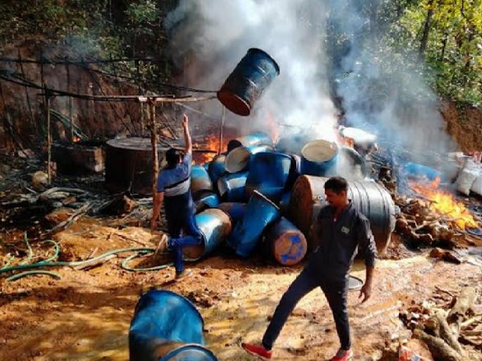 Ratnagiri police destroyed hand furnace liquor | रत्नागिरी पोलिसांकडून गावठी हातभट्टी उद्ध्वस्त, ३ लाखाचा मुद्देमाल केला नष्ट Ratnagiri police destroyed hand furnace liquor | रत्नागिरी पोलिसांकडून गावठी हातभट्टी उद्ध्वस्त, ३ लाखाचा मुद्देमाल केला नष्ट