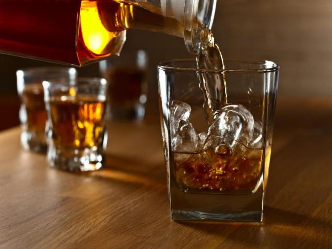 Barshi police arrested three of them for free alcohol demand | फुकट दारूची मागणी करणाºया तिघांना बार्शी पोलीसांनी केली अटक Barshi police arrested three of them for free alcohol demand | फुकट दारूची मागणी करणाºया तिघांना बार्शी पोलीसांनी केली अटक