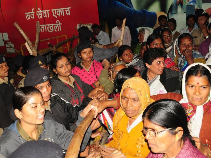 Use of force on women demanding liquor ban | दारूबंदीची मागणी करणाऱ्या  महिलांवर बळाचा वापर Use of force on women demanding liquor ban | दारूबंदीची मागणी करणाऱ्या  महिलांवर बळाचा वापर