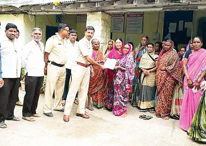 Illegal women against illegal liquor sales! | अवैध दारू विक्री विरोधात महिलांचा एल्गार! Illegal women against illegal liquor sales! | अवैध दारू विक्री विरोधात महिलांचा एल्गार!