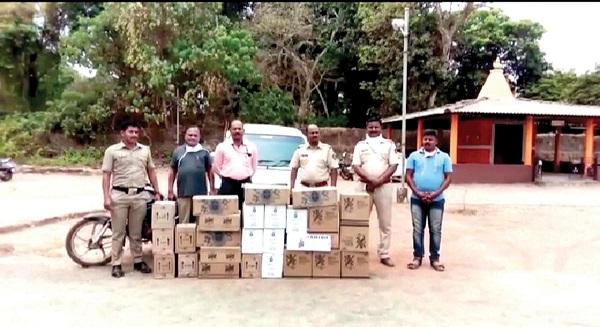 CoronaVirus Lockdown: | CoronaVirus Lockdown :दारू वाहतूक स्थानिकांनी पकडली, कुंब्रल येथील घटना CoronaVirus Lockdown: | CoronaVirus Lockdown :दारू वाहतूक स्थानिकांनी पकडली, कुंब्रल येथील घटना