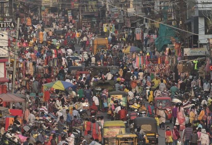 Excitement in the markets in Nagpur, bumper shopping | नागपुरात बाजारपेठांमध्ये उत्साह, बम्पर खरेदी Excitement in the markets in Nagpur, bumper shopping | नागपुरात बाजारपेठांमध्ये उत्साह, बम्पर खरेदी