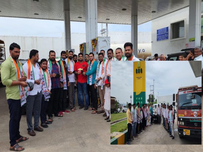 Nashik News: Youth NCP protests against Nashik CNG price hike by distributing black gold | Nashik News: नाशिक सीएनजी दरवाढीविरोधात युवक राष्ट्रवादीचा काळे सोने वाटून निषेध Nashik News: Youth NCP protests against Nashik CNG price hike by distributing black gold | Nashik News: नाशिक सीएनजी दरवाढीविरोधात युवक राष्ट्रवादीचा काळे सोने वाटून निषेध