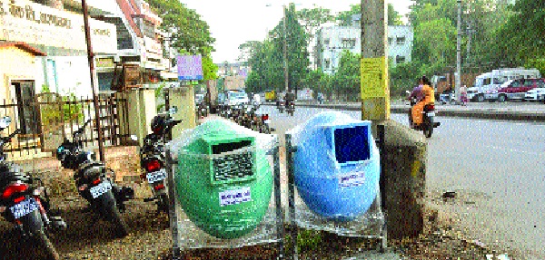 Construction of garbage boxes in Ichalkaranji 150 places | इचलकरंजीत १५० ठिकाणी कचऱ्याच्या पेट्यांची उभारणी Construction of garbage boxes in Ichalkaranji 150 places | इचलकरंजीत १५० ठिकाणी कचऱ्याच्या पेट्यांची उभारणी