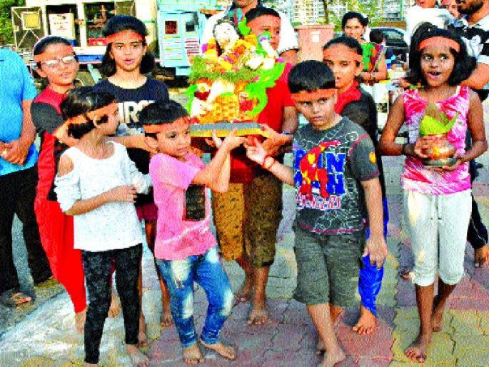 Ganesh Ghat of Kalyan news | कल्याणच्या गणेश घाटावर पहाटेपर्यंत चालले विसर्जन Ganesh Ghat of Kalyan news | कल्याणच्या गणेश घाटावर पहाटेपर्यंत चालले विसर्जन