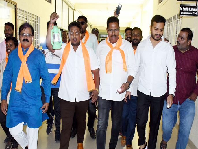 How dark in the city even after the smart LED project? Shiv Sena's question, Kandil was gifted to the Commissioner | स्मार्ट एलईडी प्रकल्पानंतरही शहरात अंधार कसा? शिवसेनेचा सवाल, आयुक्तांना दिला कंदिल भेट How dark in the city even after the smart LED project? Shiv Sena's question, Kandil was gifted to the Commissioner | स्मार्ट एलईडी प्रकल्पानंतरही शहरात अंधार कसा? शिवसेनेचा सवाल, आयुक्तांना दिला कंदिल भेट