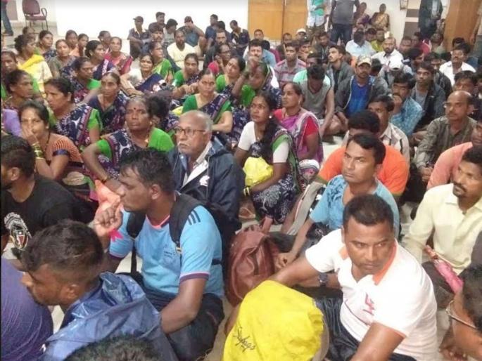 Under the leadership of Shramjeevji, the staging agitation of contract workers for duties of contract laborers | श्रमजीवीच्या नेतृत्वाखाली कंत्राटी मजुरांचे पगारासाठी आयुक्त दालना बाहेर ठिय्या आंदोलन Under the leadership of Shramjeevji, the staging agitation of contract workers for duties of contract laborers | श्रमजीवीच्या नेतृत्वाखाली कंत्राटी मजुरांचे पगारासाठी आयुक्त दालना बाहेर ठिय्या आंदोलन