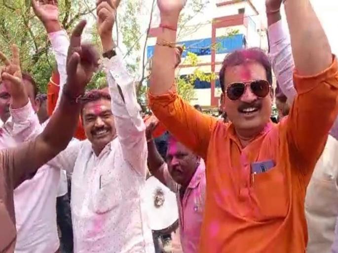 Congress and BJP district presidents danced wildly amid joy, viral video discussed in political circles | Chandrapur: आनंदाच्या भरात काँग्रेस आणि भाजपचे जिल्हाध्यक्ष बेफाम नाचले, व्हायरल व्हिडीओची राजकीय वर्तुळात चर्चा Congress and BJP district presidents danced wildly amid joy, viral video discussed in political circles | Chandrapur: आनंदाच्या भरात काँग्रेस आणि भाजपचे जिल्हाध्यक्ष बेफाम नाचले, व्हायरल व्हिडीओची राजकीय वर्तुळात चर्चा