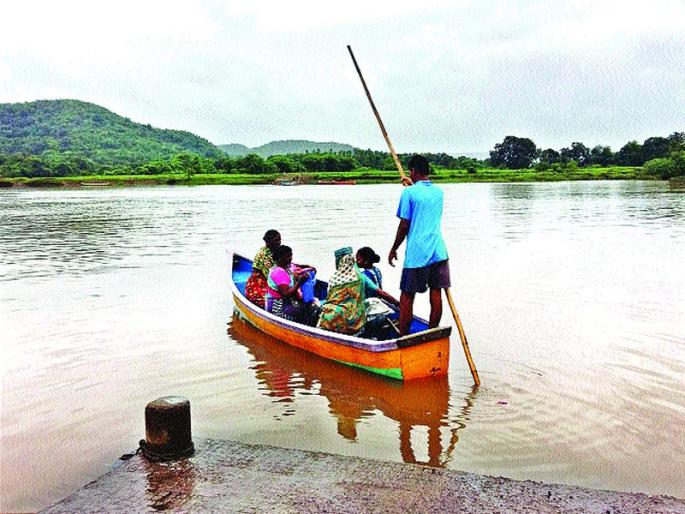 Travel to Dasgun's farmers' farm by hawk | दासगावच्या शेतकऱ्यांचा शेतावरचा प्रवास होडीतून, भातलावणीसाठी लगबग Travel to Dasgun's farmers' farm by hawk | दासगावच्या शेतकऱ्यांचा शेतावरचा प्रवास होडीतून, भातलावणीसाठी लगबग