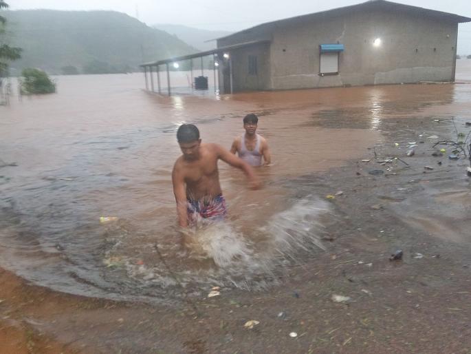 The villagers of Dasgaon left the house due to the rising flood water | वाढत्या पुराच्या पाण्याने दासगावच्या ग्रामस्थांनी सोडले घर The villagers of Dasgaon left the house due to the rising flood water | वाढत्या पुराच्या पाण्याने दासगावच्या ग्रामस्थांनी सोडले घर
