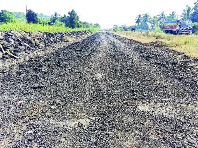 Due to abandoned work, strayed toll due to passenger stricken, poor road | रखडलेल्या कामांमुळे प्रवासी त्रस्त, खराब रस्त्यामुळे नाहक टोलचा भुर्दंड Due to abandoned work, strayed toll due to passenger stricken, poor road | रखडलेल्या कामांमुळे प्रवासी त्रस्त, खराब रस्त्यामुळे नाहक टोलचा भुर्दंड