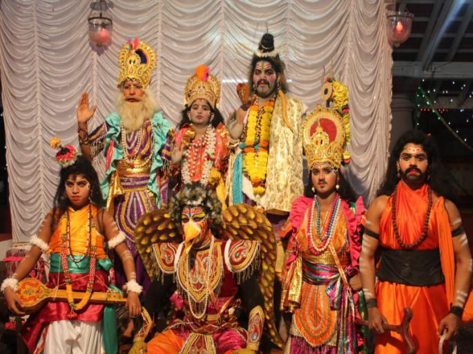 Kokani artist on ghat due to the expansion of 'Dashavatara' | ‘दशावतारा’च्या प्रसारासाठी कोकणी कलाकार घाटावर Kokani artist on ghat due to the expansion of 'Dashavatara' | ‘दशावतारा’च्या प्रसारासाठी कोकणी कलाकार घाटावर