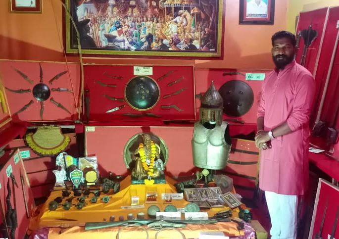 Worship of Shiva coins and weapons in Songet | Dasara-खंडेनवमीदिवशी सोनगेत शिवकालीन नाणी व शस्त्रास्त्रांचे पुजन Worship of Shiva coins and weapons in Songet | Dasara-खंडेनवमीदिवशी सोनगेत शिवकालीन नाणी व शस्त्रास्त्रांचे पुजन