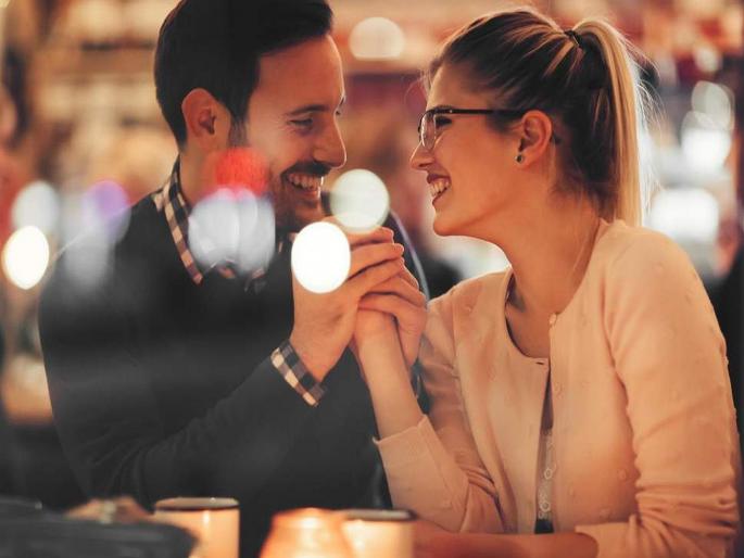 Dating tips classes on romance becoming popular in China | बाबो! इथे आहेत डेटिंग कसं करतात शिकवणारे कोचिंग क्लासेस, मुलांना शिकवले जातात खास फंडे!