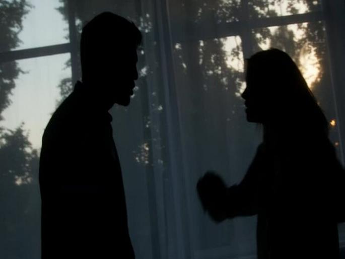 Wife files police complaint after finding out husband is gay in Akola | पतीचं चॅटिंग पाहताच पत्नीच्या पायाखालची वाळू सरकली; नको ते सत्य उघडकीस आलं Wife files police complaint after finding out husband is gay in Akola | पतीचं चॅटिंग पाहताच पत्नीच्या पायाखालची वाळू सरकली; नको ते सत्य उघडकीस आलं