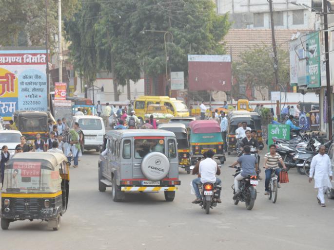 The chaos in Solapur; Datta Chowk in the corners of the compass; Parking vehicles and hawkers! | सोलापुरातील गुदमरलेले चौक; दत्त चौकातील कोपरा न् कोपरा व्यापलाय..पार्किंग केलेली वाहने अन् फेरीवाल्यांनी ! The chaos in Solapur; Datta Chowk in the corners of the compass; Parking vehicles and hawkers! | सोलापुरातील गुदमरलेले चौक; दत्त चौकातील कोपरा न् कोपरा व्यापलाय..पार्किंग केलेली वाहने अन् फेरीवाल्यांनी !