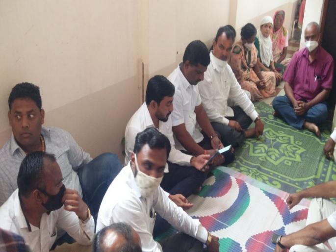 Financial assistance of Rs. 1 lakh to the family of Swapnil Lonakar from Dattatraya Bharane | दत्तात्रय भरणे यांच्याकडून स्वप्नील लोणकरच्या कुटुबियांना १ लाखांची आर्थिक मदत Financial assistance of Rs. 1 lakh to the family of Swapnil Lonakar from Dattatraya Bharane | दत्तात्रय भरणे यांच्याकडून स्वप्नील लोणकरच्या कुटुबियांना १ लाखांची आर्थिक मदत