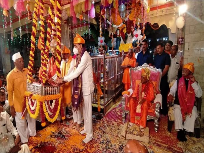 Datta Jayanti celebrations in Narayanpur | दिगंबरा दिगंबराच्या जयघोषात दुमदुमले नारायणपुर; दत्त जयंती सोहळा उत्साहात Datta Jayanti celebrations in Narayanpur | दिगंबरा दिगंबराच्या जयघोषात दुमदुमले नारायणपुर; दत्त जयंती सोहळा उत्साहात