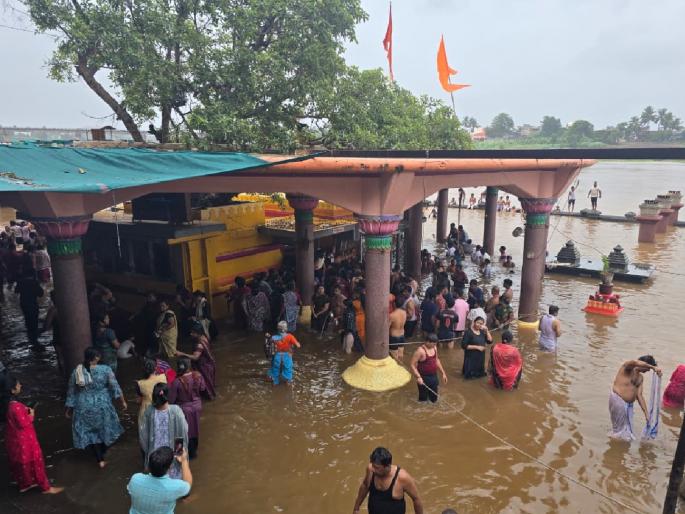 Water level of Krishna river increases in kolhapur, first Dakshindwar ceremony held at Datta temple in Nrusinghwadi | Kolhapur: कृष्णा नदीच्या पाणी पातळीत वाढ, नृसिंहवाडी येथील दत्त मंदिरात पहिला दक्षिणद्वार सोहळा संपन्न Water level of Krishna river increases in kolhapur, first Dakshindwar ceremony held at Datta temple in Nrusinghwadi | Kolhapur: कृष्णा नदीच्या पाणी पातळीत वाढ, नृसिंहवाडी येथील दत्त मंदिरात पहिला दक्षिणद्वार सोहळा संपन्न