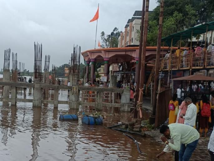 Increase in water level of Krishna along with Panch Ganga, water came near Datta temple in Nrisimhawadi | कोल्हापुरात पंचगंगेसह कृष्णेच्या पाणी पातळीत वाढ, नृसिंहवाडीत दत्त मंदिराजवळ आले पाणी Increase in water level of Krishna along with Panch Ganga, water came near Datta temple in Nrisimhawadi | कोल्हापुरात पंचगंगेसह कृष्णेच्या पाणी पातळीत वाढ, नृसिंहवाडीत दत्त मंदिराजवळ आले पाणी