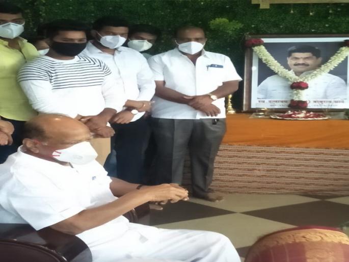NCP President Sharad Pawar condolences to Sane family | राष्ट्रवादीचे अध्यक्ष शरद पवारांकडून दिवंगत नगरसेवक दत्ता साने यांच्या कुटुंबियांचे सांत्वन NCP President Sharad Pawar condolences to Sane family | राष्ट्रवादीचे अध्यक्ष शरद पवारांकडून दिवंगत नगरसेवक दत्ता साने यांच्या कुटुंबियांचे सांत्वन