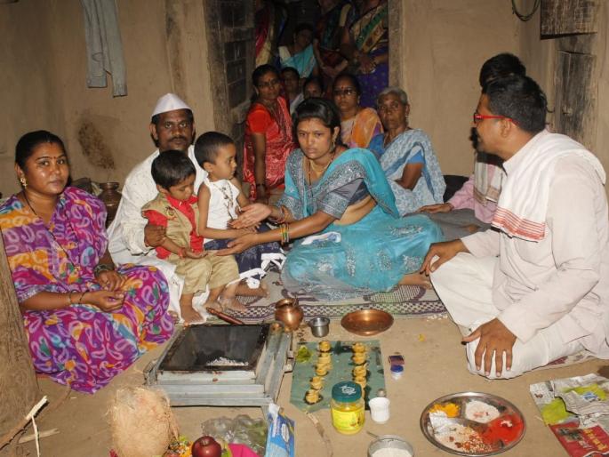 The base of the children who lost their father's umbrella in Hingona in Yaval taluka | यावल तालुक्यातील हिंगोणा येथे पित्याचे छत्र हरविलेल्या मुलांना काकांचा आधार The base of the children who lost their father's umbrella in Hingona in Yaval taluka | यावल तालुक्यातील हिंगोणा येथे पित्याचे छत्र हरविलेल्या मुलांना काकांचा आधार