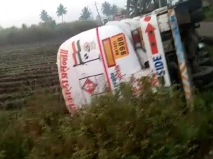 A tanker carrying flammable material overturned near Danwad-Eksamba | दानवाड-एकसंबानजीक ज्वालाग्रही पदार्थ घेऊन जाणारा टँकर उलटला, दोन किलोमीटरचा परिसर सील A tanker carrying flammable material overturned near Danwad-Eksamba | दानवाड-एकसंबानजीक ज्वालाग्रही पदार्थ घेऊन जाणारा टँकर उलटला, दोन किलोमीटरचा परिसर सील