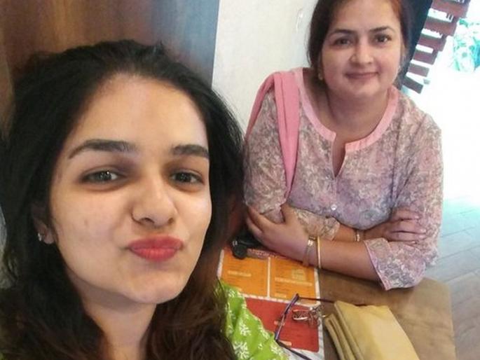 Girls tweet goes viral as she asks for looking a handsome 50 year old man for her mother | ५० वर्षीय आईसाठी पती शोधतेय ही मुलगी, 'या' आहेत मुलाकडून अपेक्षा!