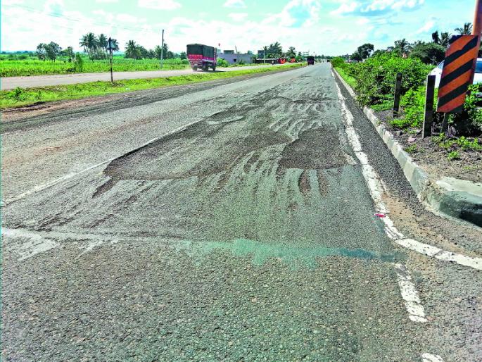 danger pits on the Pune-Solapur highway | पुणे-सोलापूर महामार्गावर जीवघेणे खड्डे : प्रशासनाचे दुर्लक्ष danger pits on the Pune-Solapur highway | पुणे-सोलापूर महामार्गावर जीवघेणे खड्डे : प्रशासनाचे दुर्लक्ष