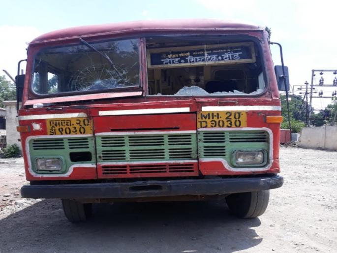 MNS workers throw stones on bus In Daund | दौंडमध्ये मनसे कार्यकर्त्यांची बसवर दगडफेक MNS workers throw stones on bus In Daund | दौंडमध्ये मनसे कार्यकर्त्यांची बसवर दगडफेक