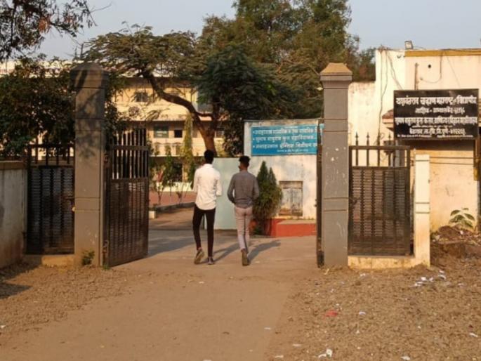 Mass Copy of Daund Class XII Students A case has been registered against 9 teachers along with the examination center director | दौंडमध्ये बारावीच्या विद्यार्थ्यांची सामूहिक कॉपी; परीक्षा केंद्र संचालकांसह ९ शिक्षकांवर गुन्हा दाखल Mass Copy of Daund Class XII Students A case has been registered against 9 teachers along with the examination center director | दौंडमध्ये बारावीच्या विद्यार्थ्यांची सामूहिक कॉपी; परीक्षा केंद्र संचालकांसह ९ शिक्षकांवर गुन्हा दाखल