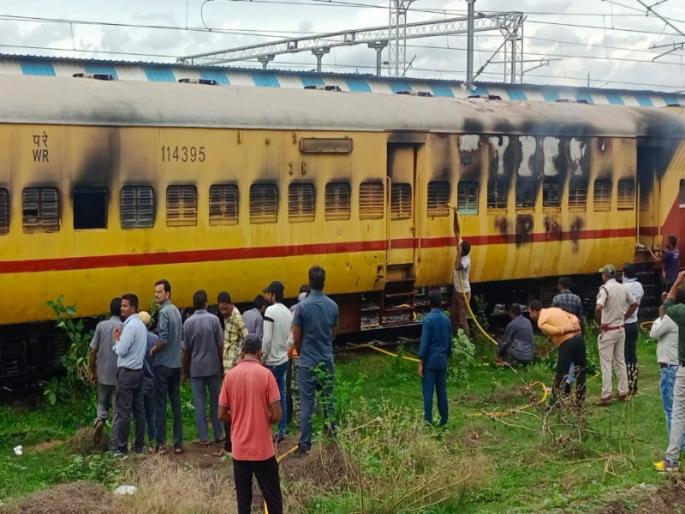 Sudden fire in a passenger compartment Railway administration with passenger manipulation, incident at the station | प्रवासी डब्याला अचानक आग; रेल्वे प्रशासनासह प्रवाशांची धांदल, दौंड रेल्वे स्थानकावरील घटना Sudden fire in a passenger compartment Railway administration with passenger manipulation, incident at the station | प्रवासी डब्याला अचानक आग; रेल्वे प्रशासनासह प्रवाशांची धांदल, दौंड रेल्वे स्थानकावरील घटना