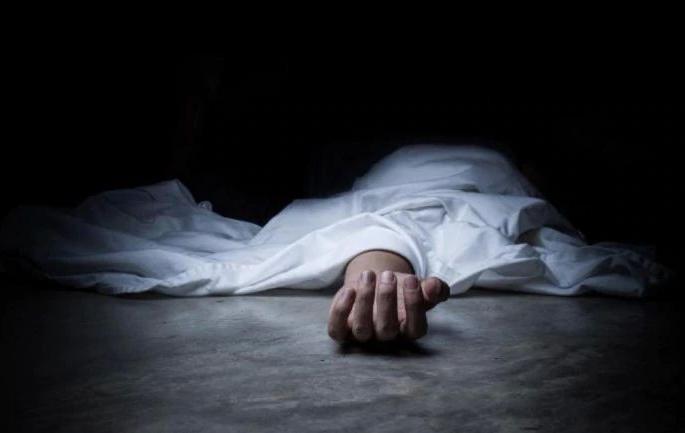 Daughter dies after taking poison in father's hand | वडिलांच्या हातातील विष घेतल्याने मुलीचा मृत्यू Daughter dies after taking poison in father's hand | वडिलांच्या हातातील विष घेतल्याने मुलीचा मृत्यू