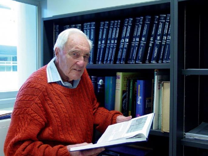 104-year-old scientist will take the will of the will! | १०४ वर्षांचा शास्त्रज्ञ इच्छामरण घेणार! 104-year-old scientist will take the will of the will! | १०४ वर्षांचा शास्त्रज्ञ इच्छामरण घेणार!