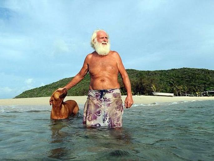 this millioner from sydney now lives on island in astralia from last 20 years | एकेकाळी करोडपती असलेला हा इसम आता झाला संन्यासी आणि राहतो बेटावर