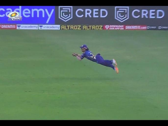 MI vs SRH Latest News : A fine catch by Ishan Kishan ends David Warner's stay out there in the middle, video  | MI vs SRH Latest News : इशान किशनच्या 'भन्नाट' कॅचनं डेव्हिड वॉर्नरचा झंझावात रोखला, Video