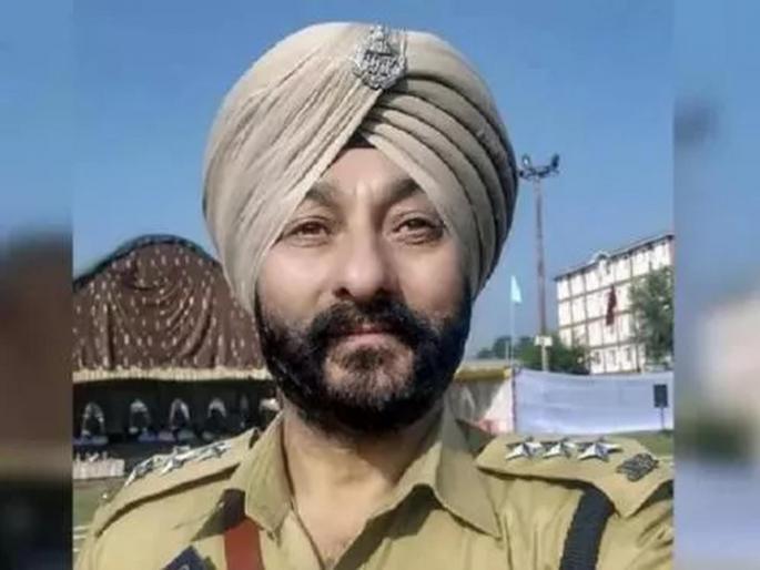 Jammu Kashmir Suspended Dsp Was Suspected To Be On Payroll Of Terrorist | दहशतवाद्यांना मदत करण्यासाठी 'त्या' अधिकाऱ्याला मिळत होता वर्षाकाठी 'फिक्स पगार' Jammu Kashmir Suspended Dsp Was Suspected To Be On Payroll Of Terrorist | दहशतवाद्यांना मदत करण्यासाठी 'त्या' अधिकाऱ्याला मिळत होता वर्षाकाठी 'फिक्स पगार'
